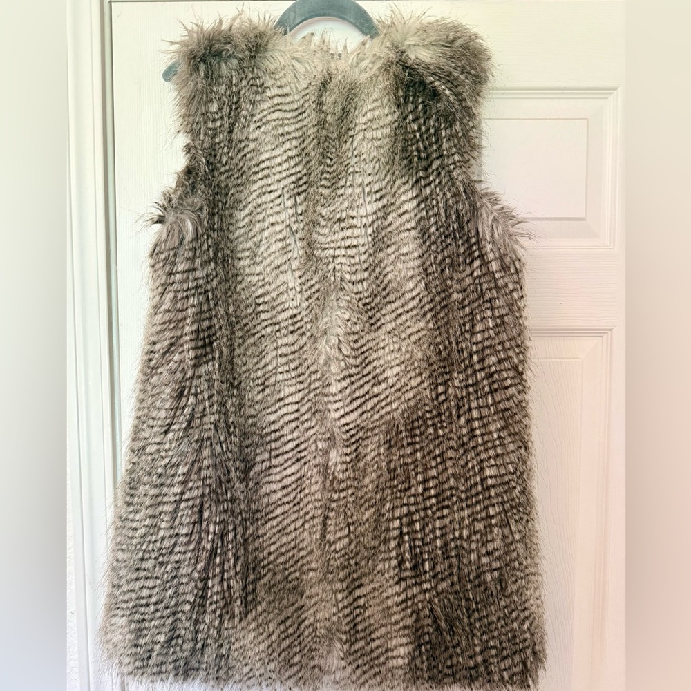 Ann Taylor Fabulous Faux Fur Vest - Picture 2 of 13